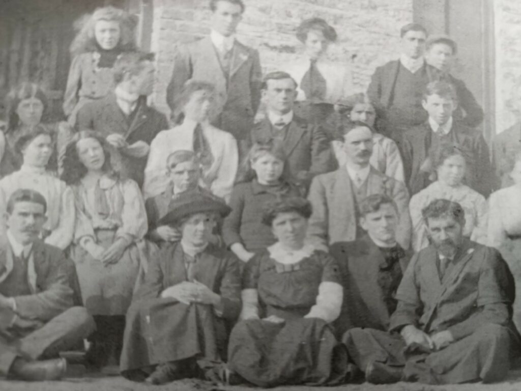 Roger Casement with members of mná na nGlinntí outside Coláiste Uladh in 1906.
